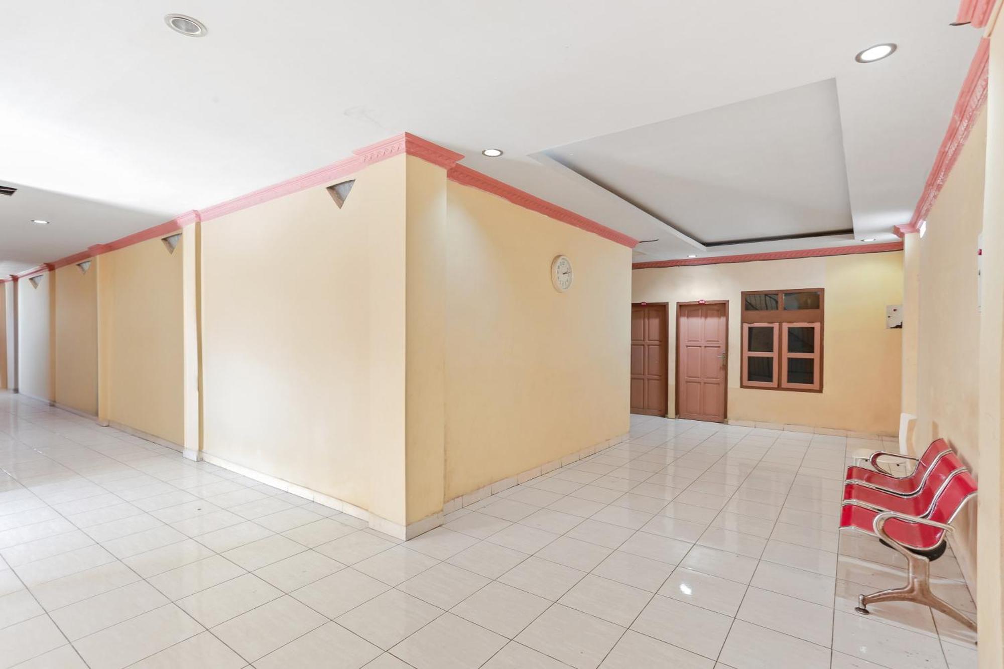 Oyo 93046 Hotel Fortuna Parepare Exterior photo